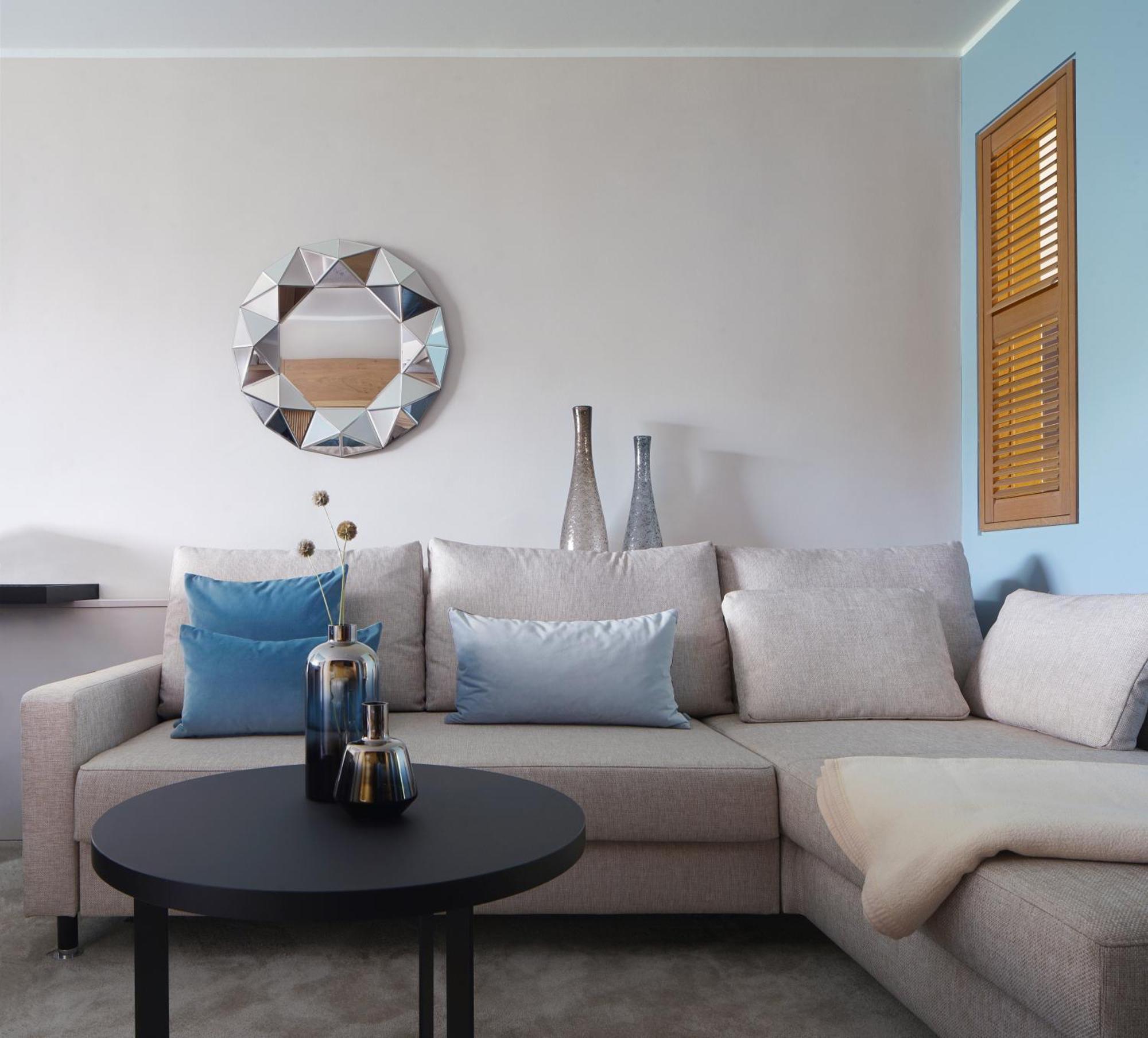 Das Tegernsee Bagian luar foto A modern sectional sofa