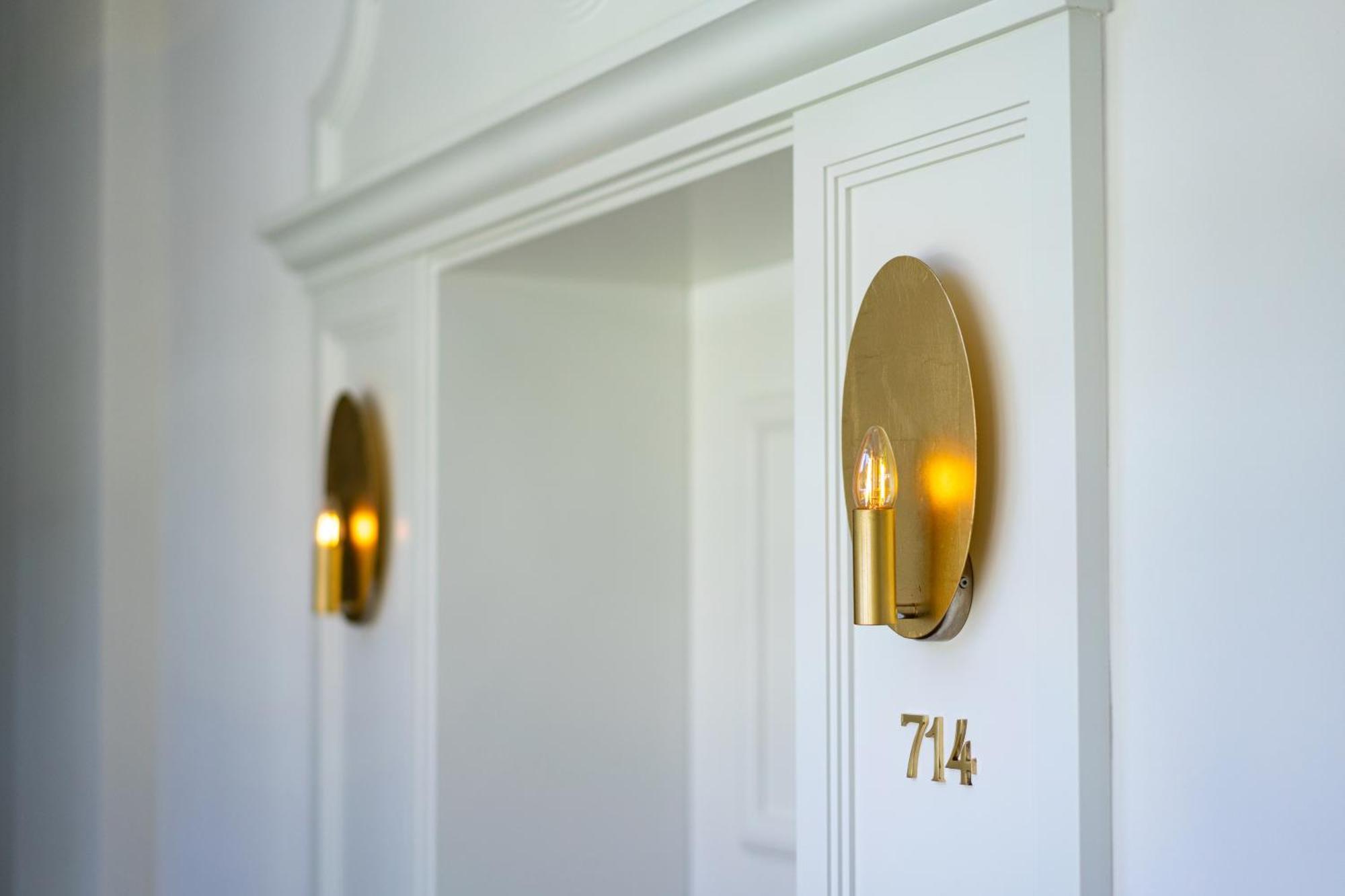 Das Tegernsee Bagian luar foto A pair of wall lights