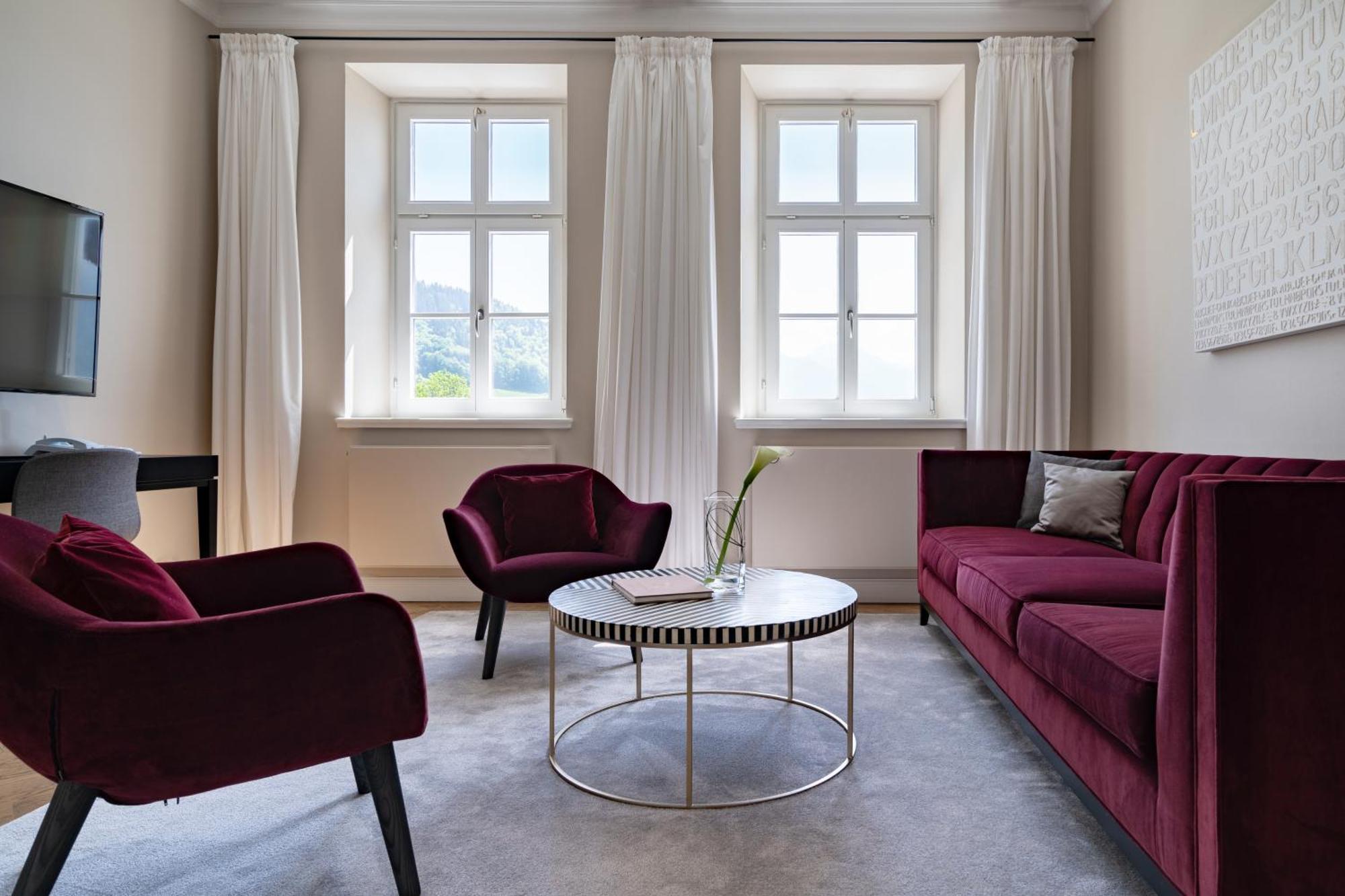 Das Tegernsee Bagian luar foto A living room at the Hotel de la Paix