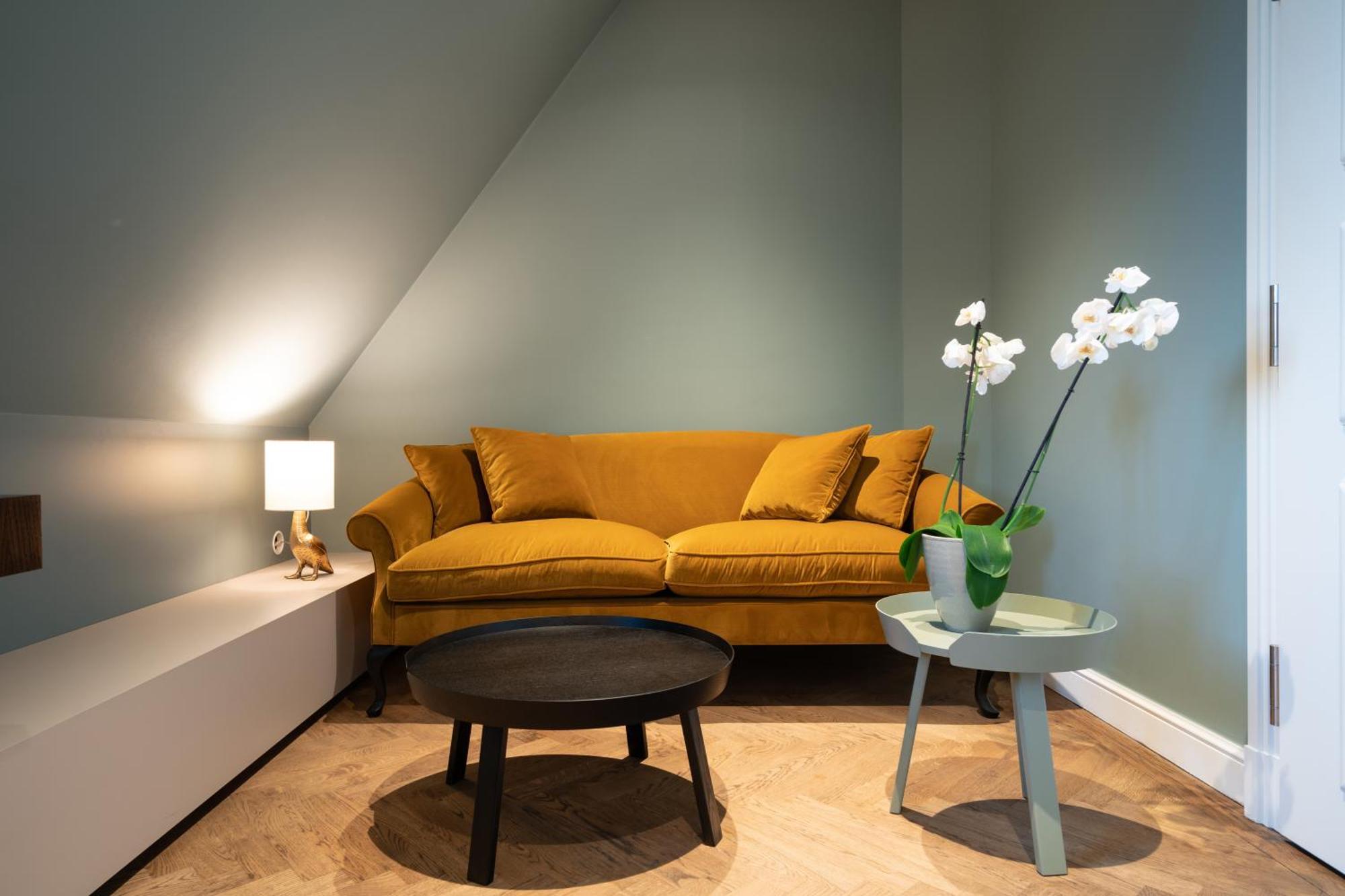 Das Tegernsee Bagian luar foto A living room with a sofa