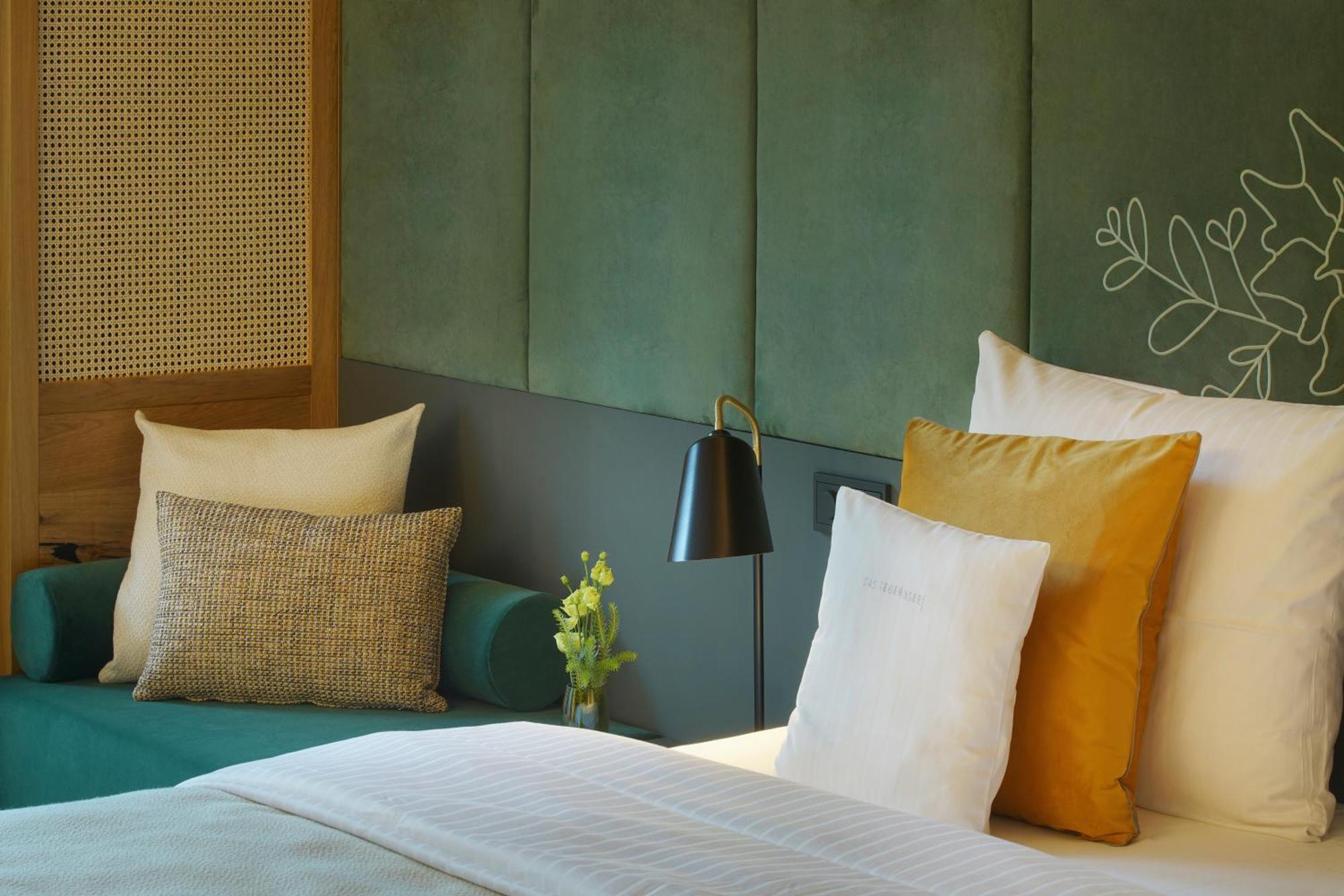 Das Tegernsee Bagian luar foto A bedroom at the hotel